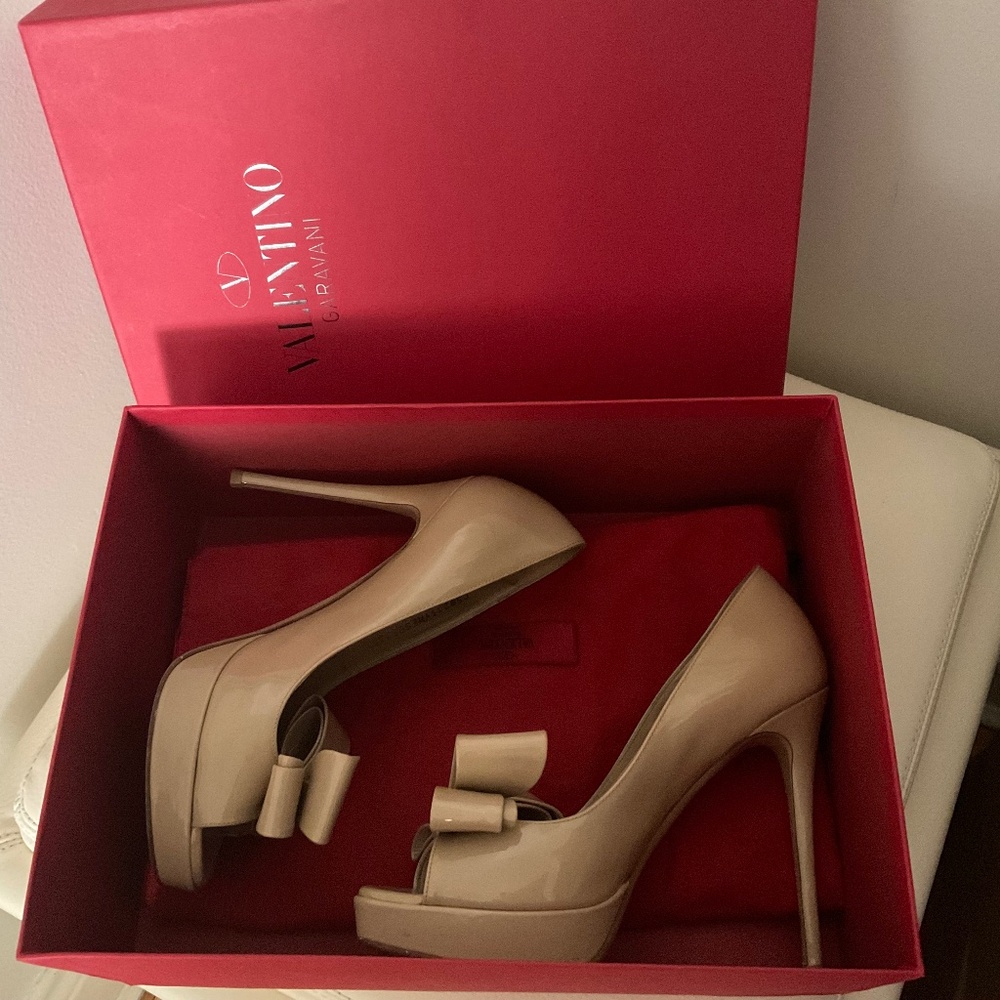 Valentino Bow Pump color sand size 35.5